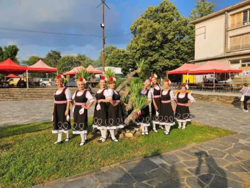 Танцовият клуб „Брестнишко хоро“ завладя сърцата на публиката в Баня