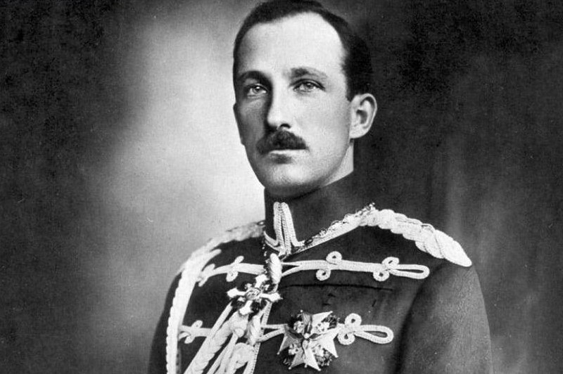 12 септември в историята: Цар Борис III връчва бойно знаме на Военното училище
