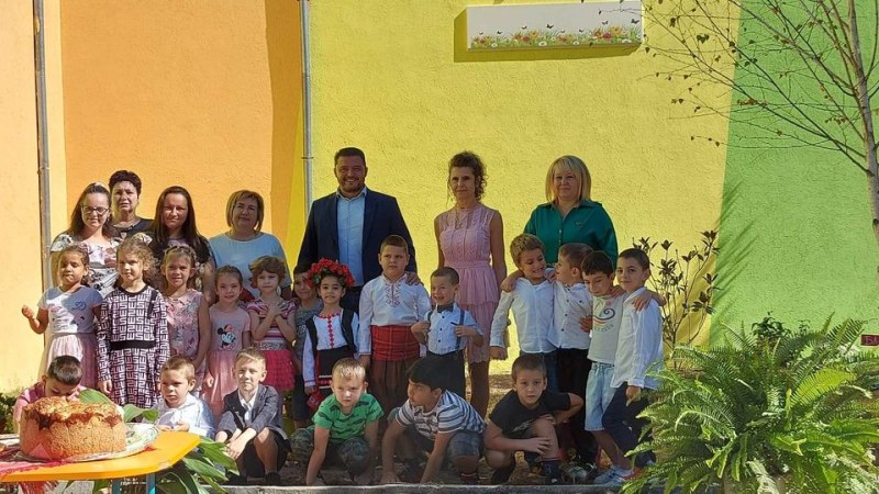 Кметът Павел Михайлов откри обновените детски градини в Първенец и Брестовица