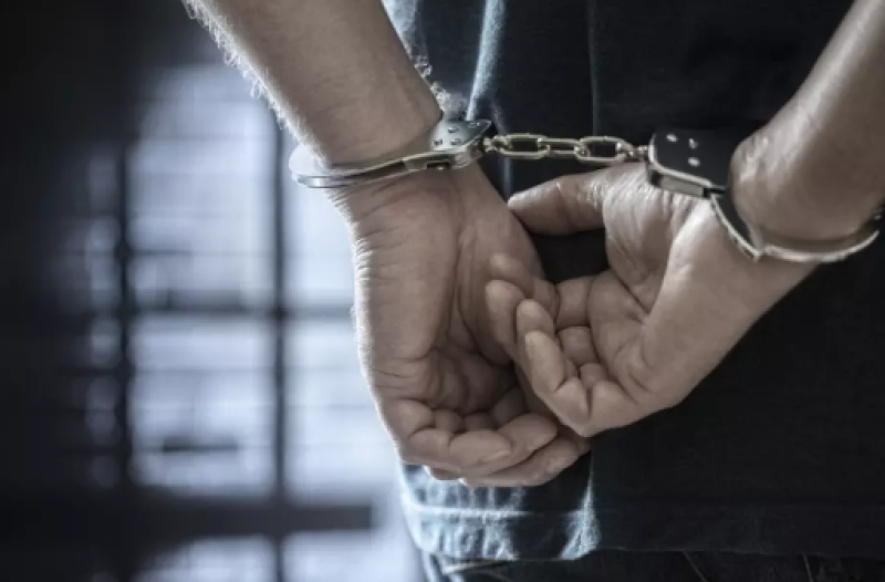 Задържаха млад мъж за онлайн измама със скъпи телефони