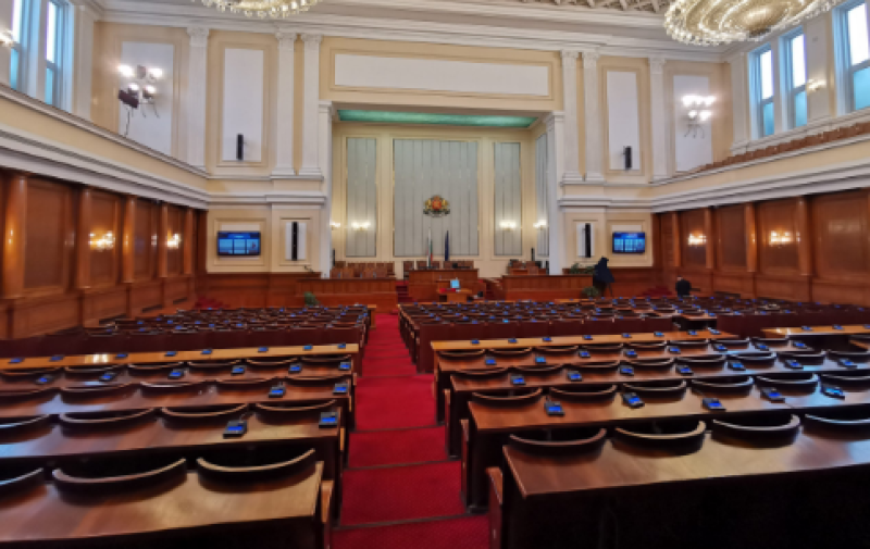 Парламентът излиза в извънредна едномесечна ваканция