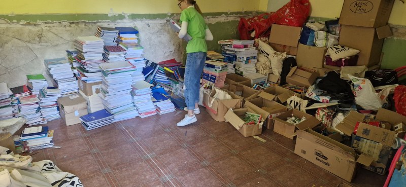 Доброволци раздадоха раздадоха 120 чанти с ученически пособия на деца в Карловско