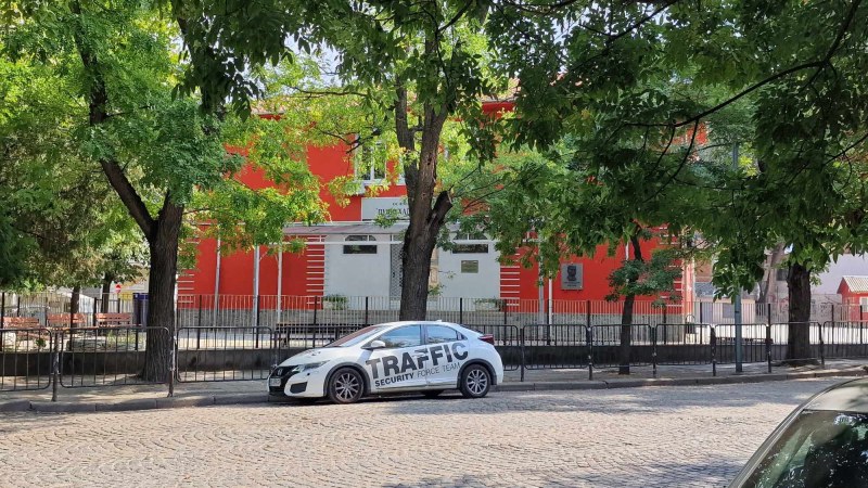 Патрули на частни охранителни фирми днес посрещнаха учениците в Пловдив
