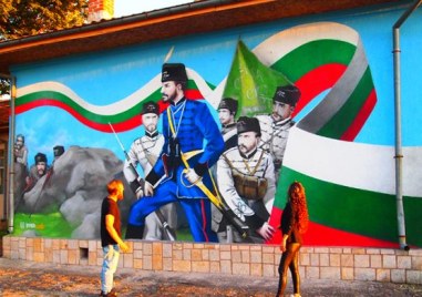 Немски художник нарисува Ботев и четниците му върху училището в Катуница