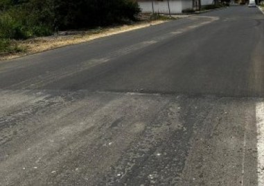 Полагат асфалт на улица в Асеновград, движението ще е затруднено, но няма да се спира
