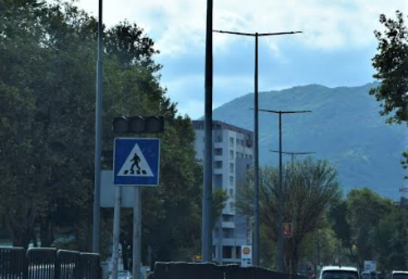 Боядисват стълбовете в Асеновград, ограничават движението