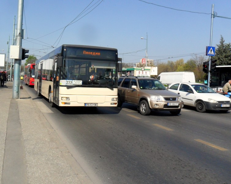 Рейс подмина спирка в Пловдив, заряза чакащите, сред тях и ученици