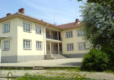Продават на търг бивша детска болница в брезовско село