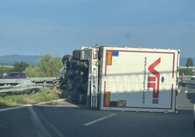 Два тира се обърнаха след катастрофа на магистралата край Войводиново