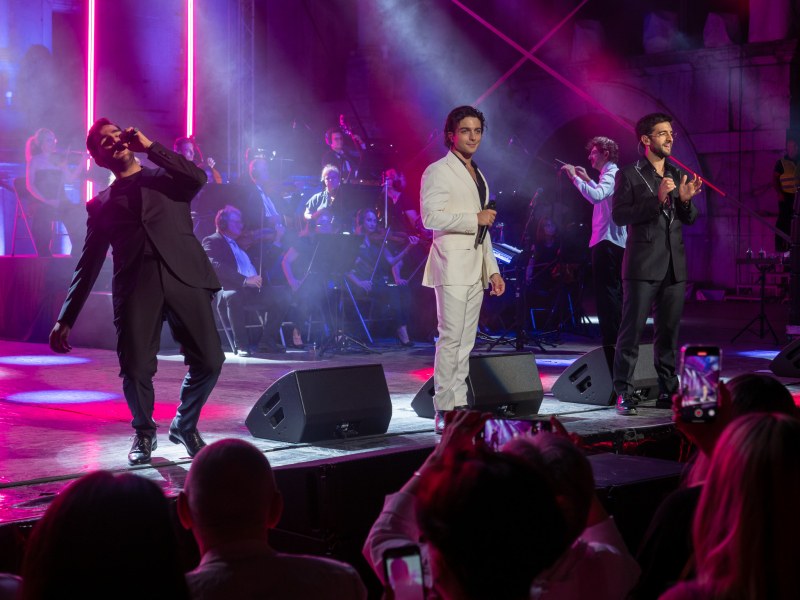 Il volo на Античния театър - цветя, подаръци, влюбени погледи и екзалтирана публика