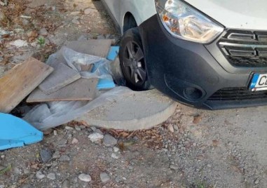 Автомобил пропадна в шахта на злополучната улица в Кючука, която изкара десетки на протест