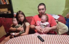samotna-bolna-maika-chetiri-detsa-se-856.jpg
