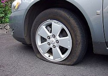 Мъж намери колата си със срязана гума в Изгрев