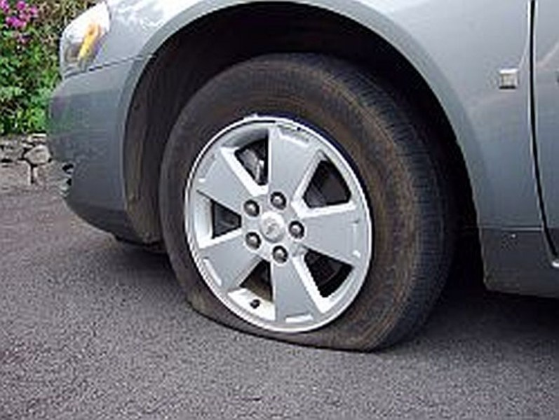Мъж намери колата си със срязана гума в Изгрев
