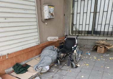 Смрад, боклуци и бутилки: Бездомници превърнаха междублоково пространство в Пловдив в бунище