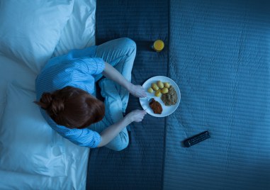 Науката: Нощното хранене вреди не само на фигурата, но и на мозъка