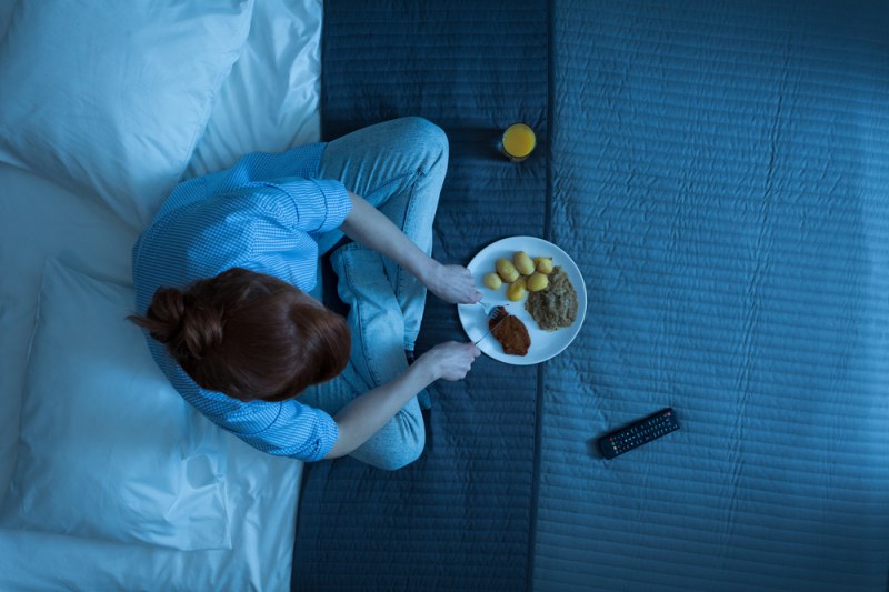 Науката: Нощното хранене вреди не само на фигурата, но и на мозъка