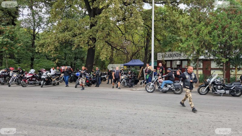 С клаксони и мощен рев на мотори пловдивски рокери се отправиха на шествие