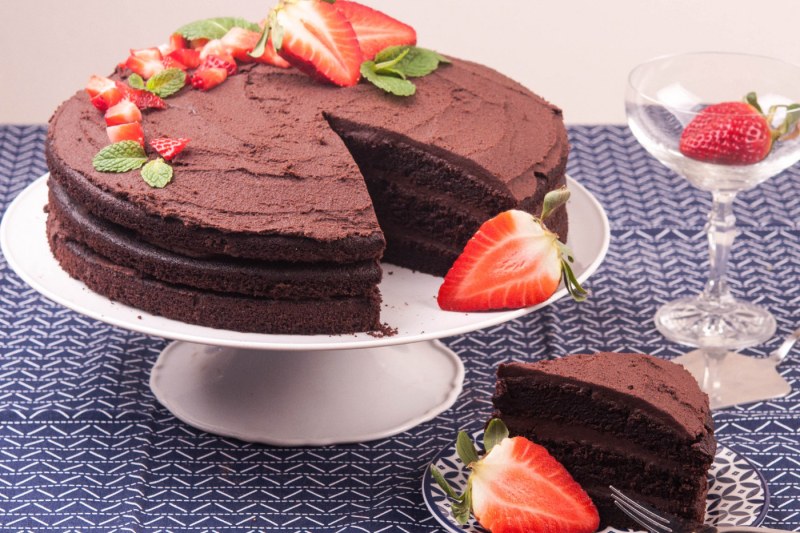 Шоколадова торта с два вида крем