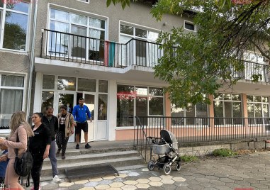 Момиченце падна от прозорец на детска градина, откарано е в болницата в Първомай