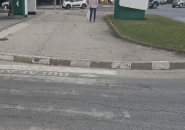 Пешеходни пътеки в града продължават да са едва забележими