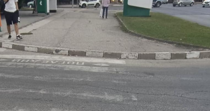 Пешеходни пътеки в града продължават да са едва забележими