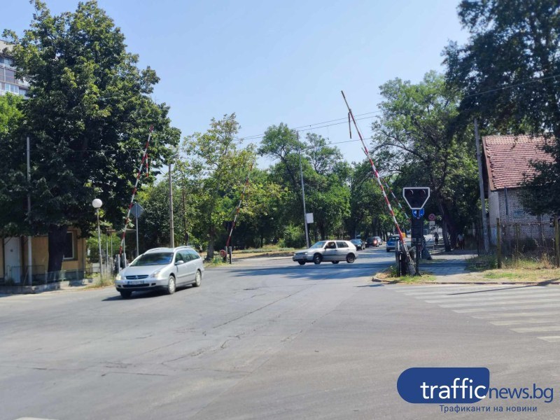 Поне още две седмици прелезите по бул. „Копривщица” ще са с вдигнати бариери