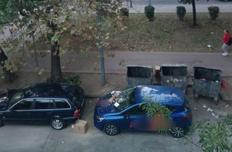 Кола осъмна покрита с боклуци в Кючука