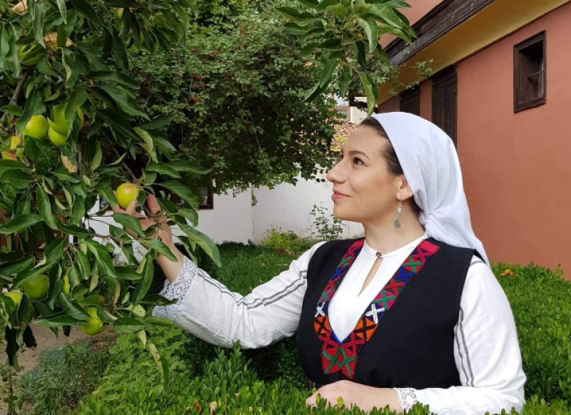 Плодивски актьор и гримьор - част от видеото на „Стой, почакай” на певицата Божена Тошева