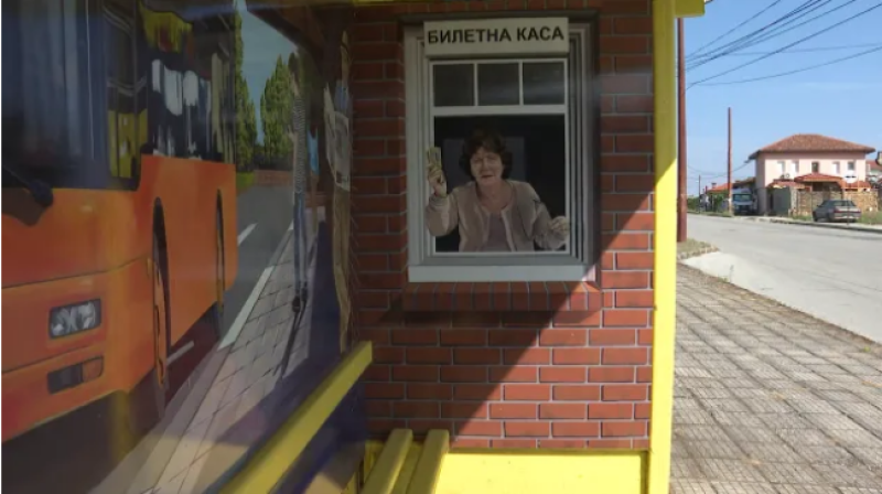 Сестри художнички преобразиха автобусни спирки в арт галерии на открито
