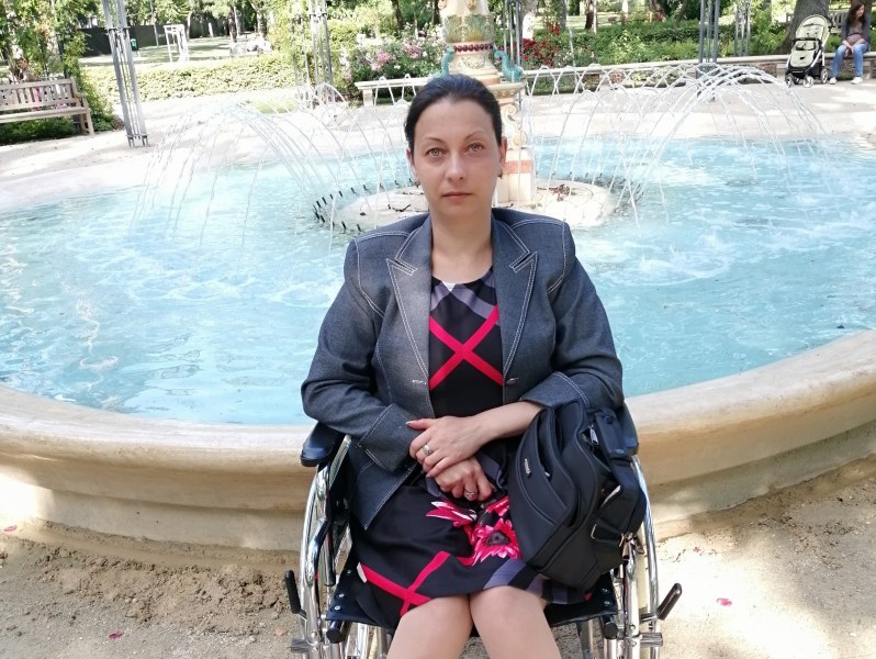 Млада жена има нужда от помощ за лечение на рядко заболяване