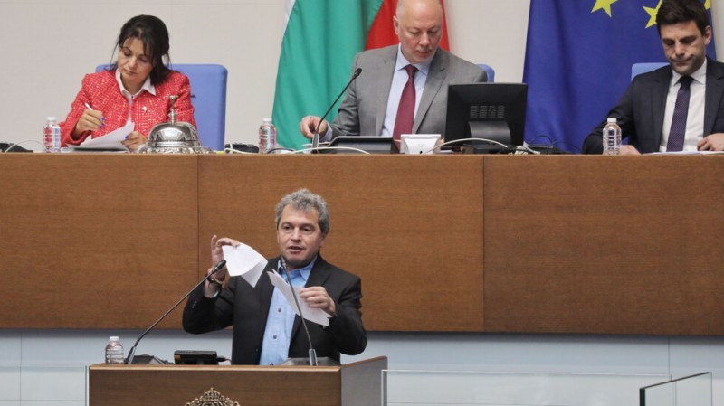 Тошко Йорданов скъса от трибуната на парламента споразумението с енергетиците