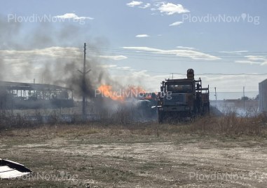 Сериозен пожар край Калояново, горят селскостопански машини