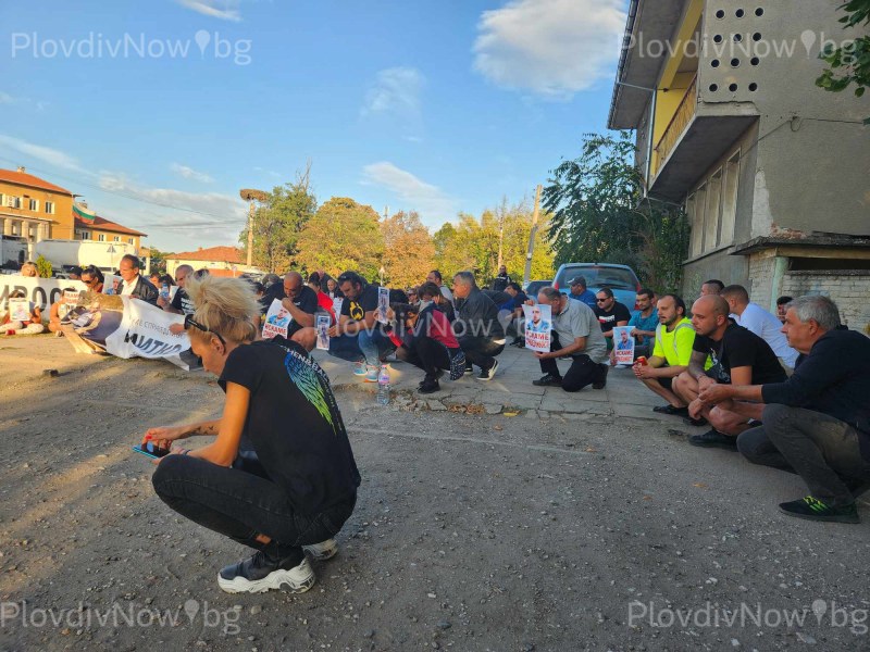 “Аз съм Митко и няма да мълча“ - протестиращи в Цалапица се събраха на лобното място на момчето