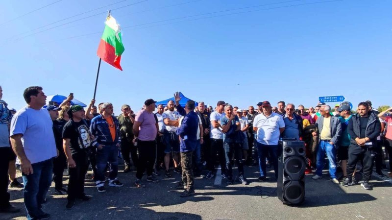 Миньори и енергетици продължават блокадата вече 13 дена, готвят национален протест