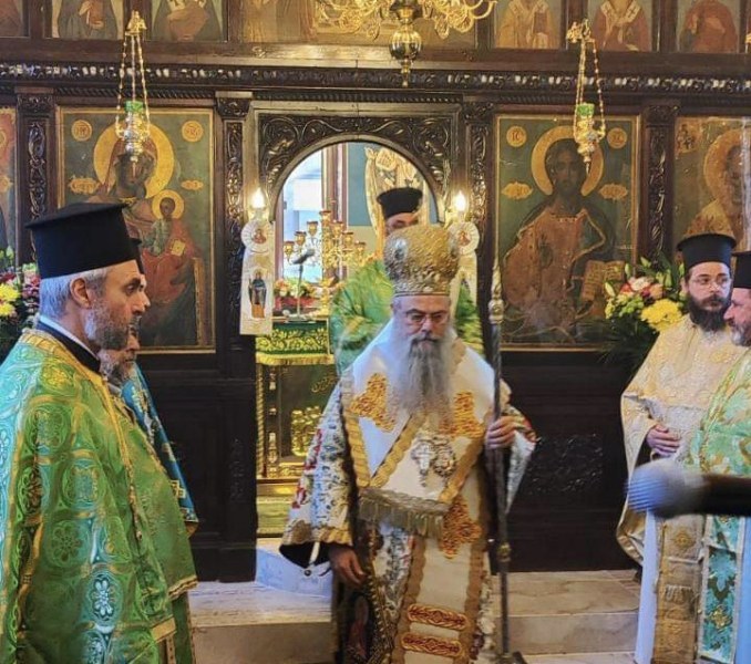 Владиката дядо Николай отслужи литургия в Мулдавския манастир