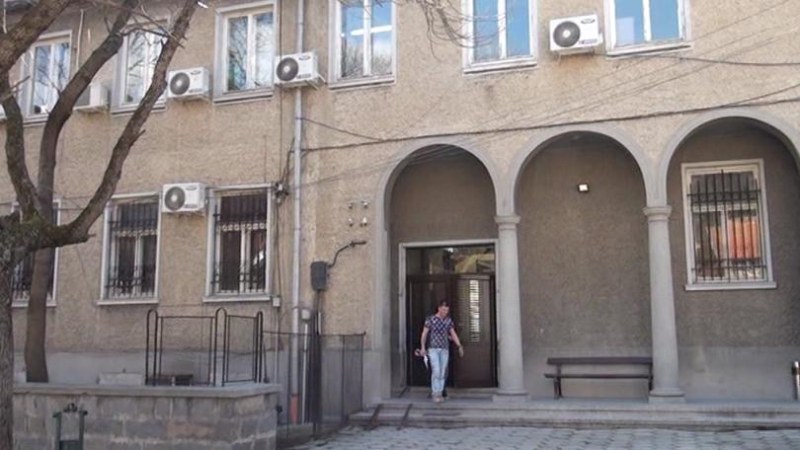 19-годишен окрадна 450 лв. от тото пункт в Карлово, съдът го остави в ареста