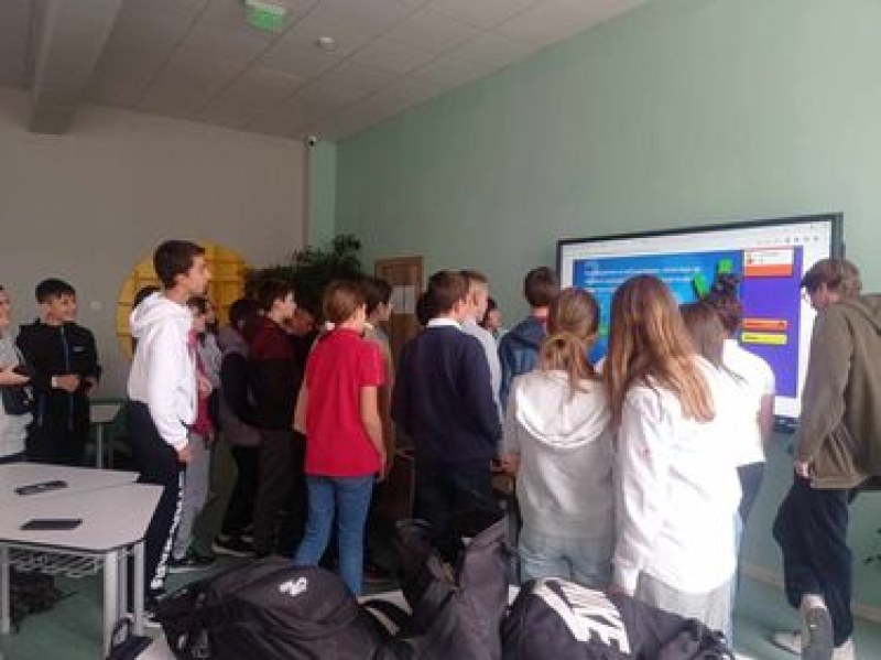 „TIME TO MOVE” - организираха информационни срещи за ученици в Карлово