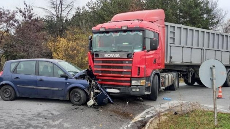 Камион и кола се удариха в Първомайско, шофьор е в болница