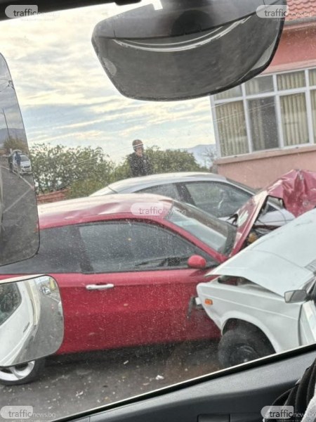 Пияна шофьорка помете паркирани коли край Сопот
