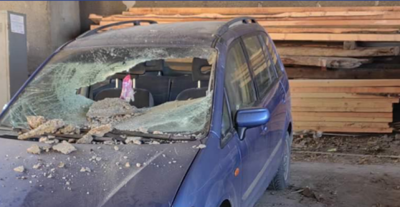 Парче бетон падна и потроши кола в Пловдив