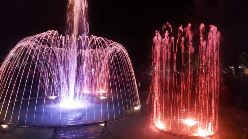 Пеещи фонтани и светлинни ефекти на обновения площад в Първенец