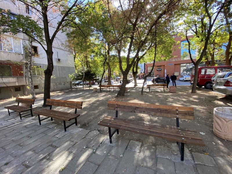 Сложиха 23 нови пейки край детски площадки и в квартален парк в Пловдив