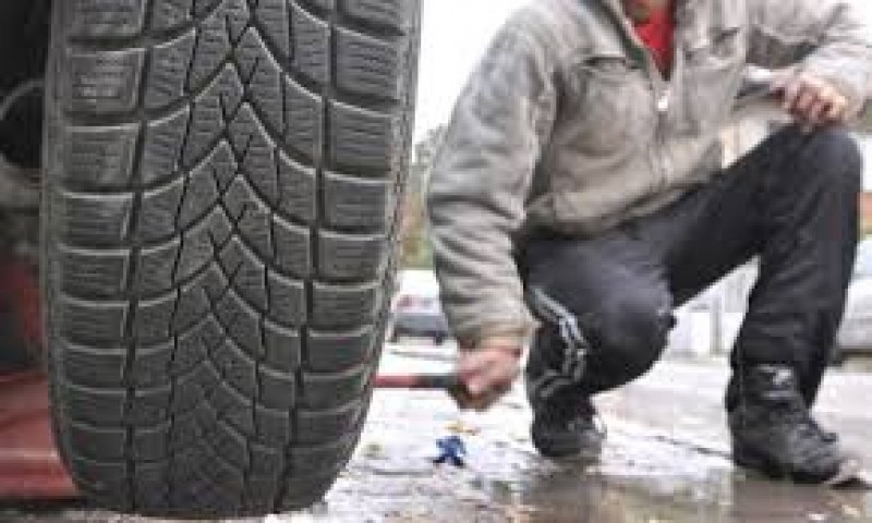 Вандал спука гумите на 11 коли в Тракия