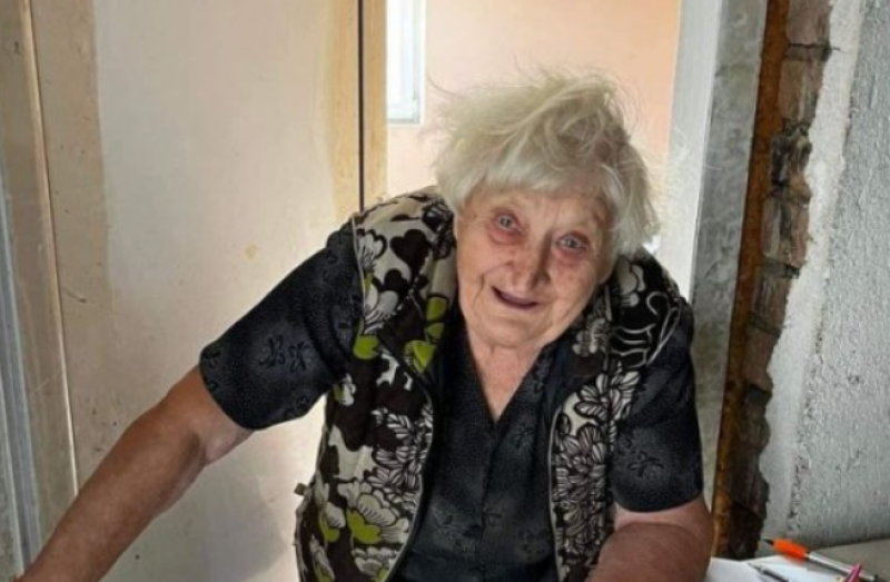 Възрастна жена се нуждае от помощ, за да се грижи за двете си внучета