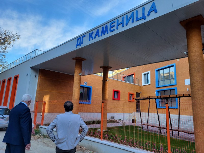 Здравко Димитров инспектира довършването на пет нови детски градини