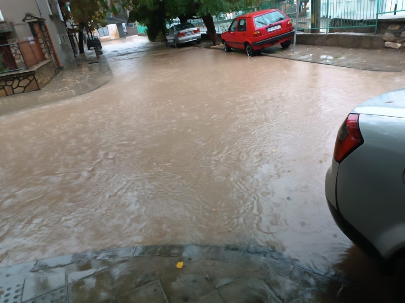 Улици останаха под вода в Асеновград след обилния порой