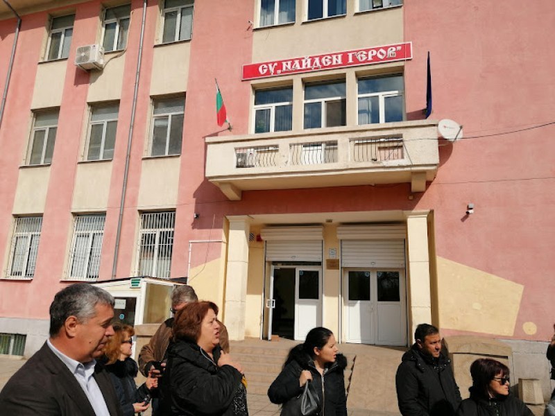 Училище “Найден Геров“с позиция след наказанията за случая с починалата ученичка