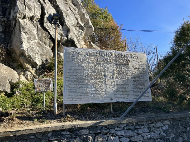 Окаяна табела за Асеновата крепост възмути хората