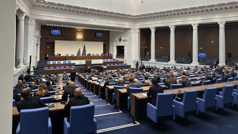 Парламентът не събра кворум да прегласува вота на недоверие